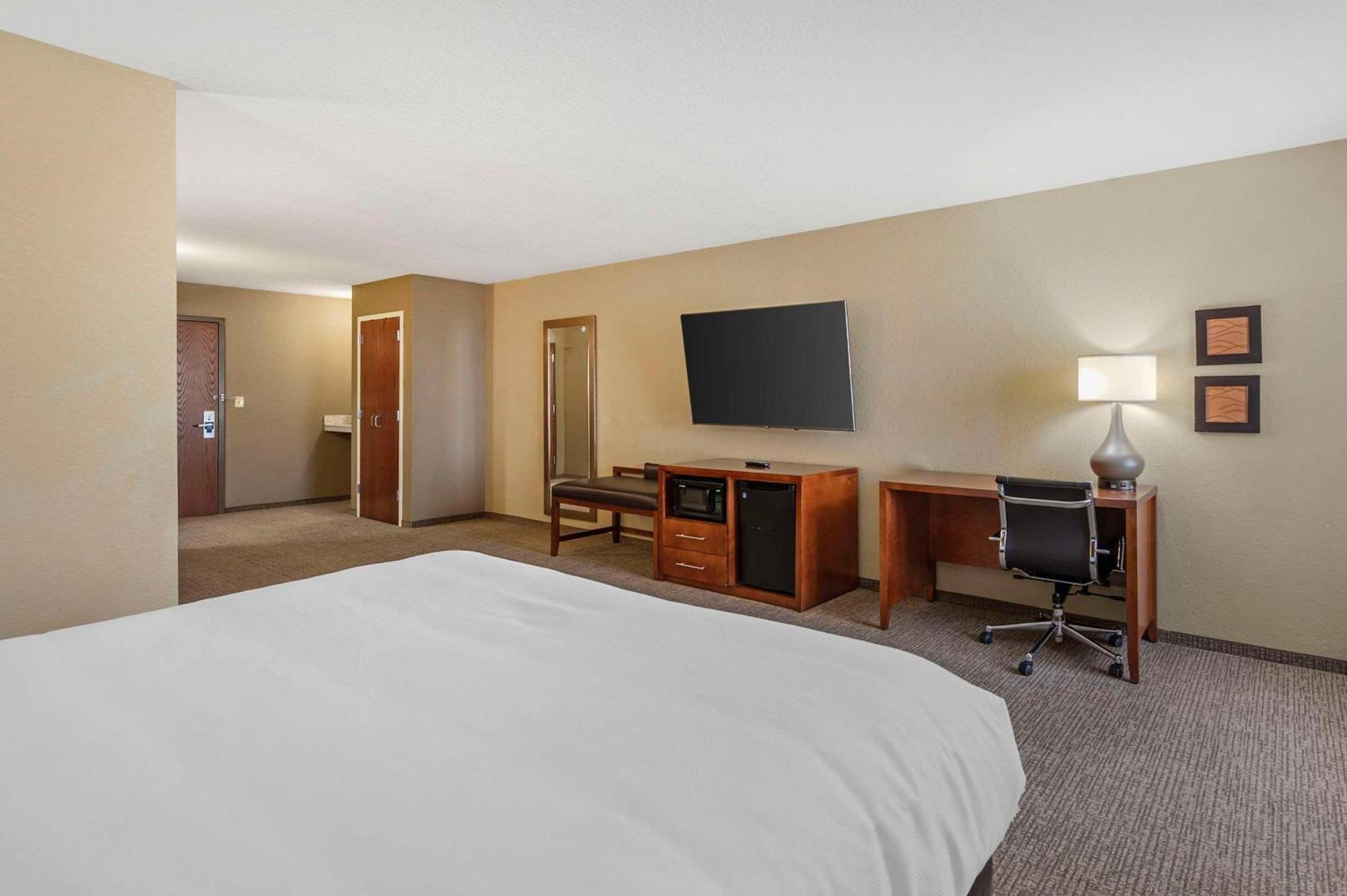 Comfort Inn & Suites Cheyenne Exterior photo